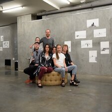 Umelci zúčastnení na projekte, kurátorka Zuzana Novotová Godalová a americký partner projektu, Vlaďa Jakubíková, v priestoroch galérie kultúrneho centra The Laundry v San Franciscu.
