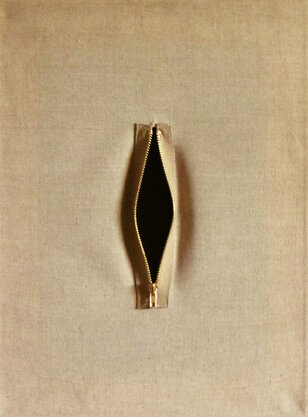 J. Juhaniak: Bez názvu. (2013), plátno a zips, 30 x 42 CM