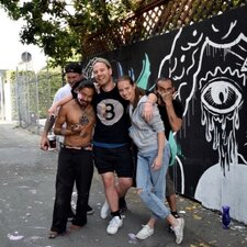 Svetlana Fialová (druhá zprava) a Andrej Kolenčík (v strede) spolupracovali na nástennej maľbe v uliciach Mission District s trojicou umelcov z Kalifornie a Havaja.